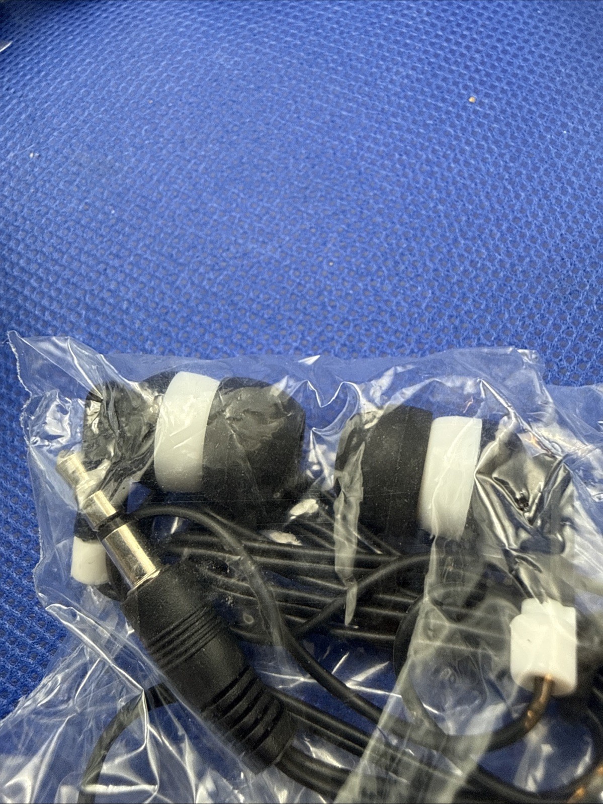 Lot Of 140 wired in-ear earphones (earbuds)