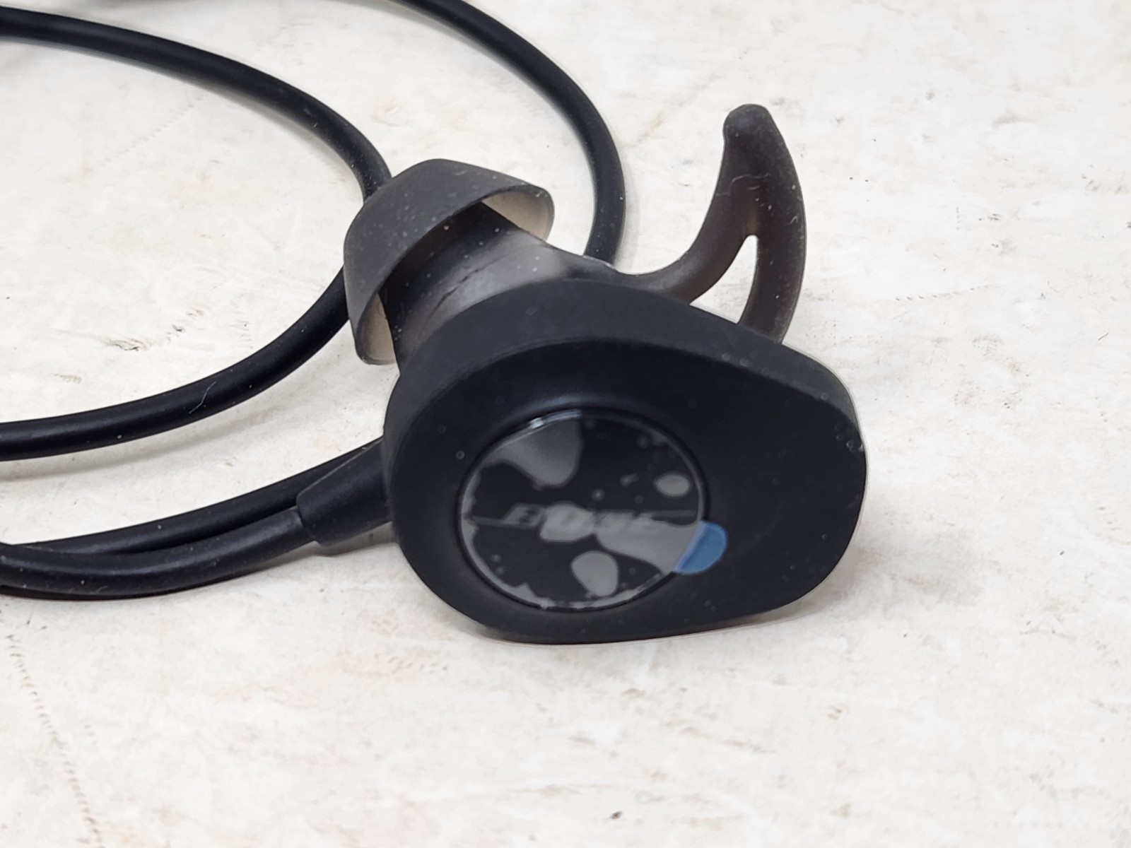 Bose 761529-0010 SoundSport Wireless in Ear Neckband Headphones – Black – READ!