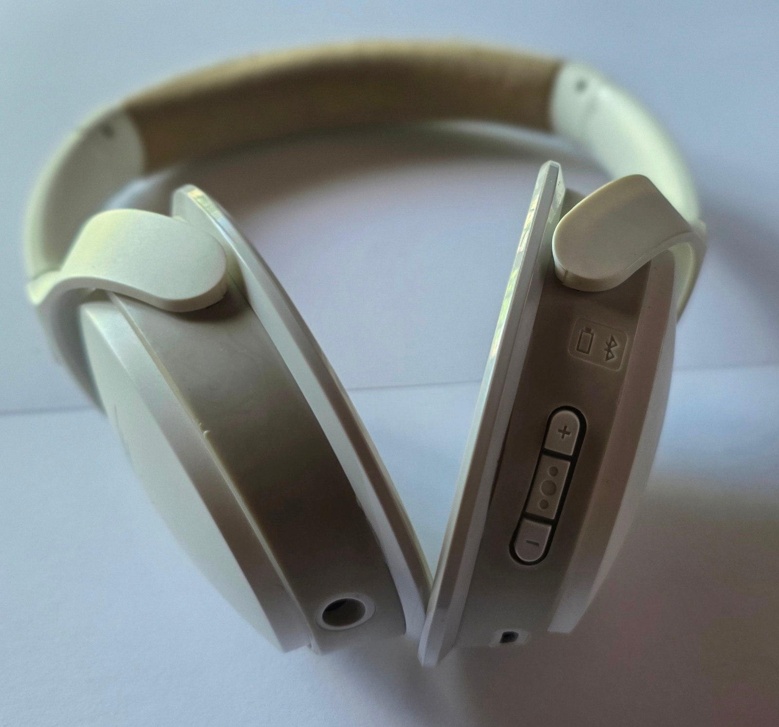 White Bose Soundlink Around Ear II Wireless Headphones wt WEAR & MISSING EARPADS