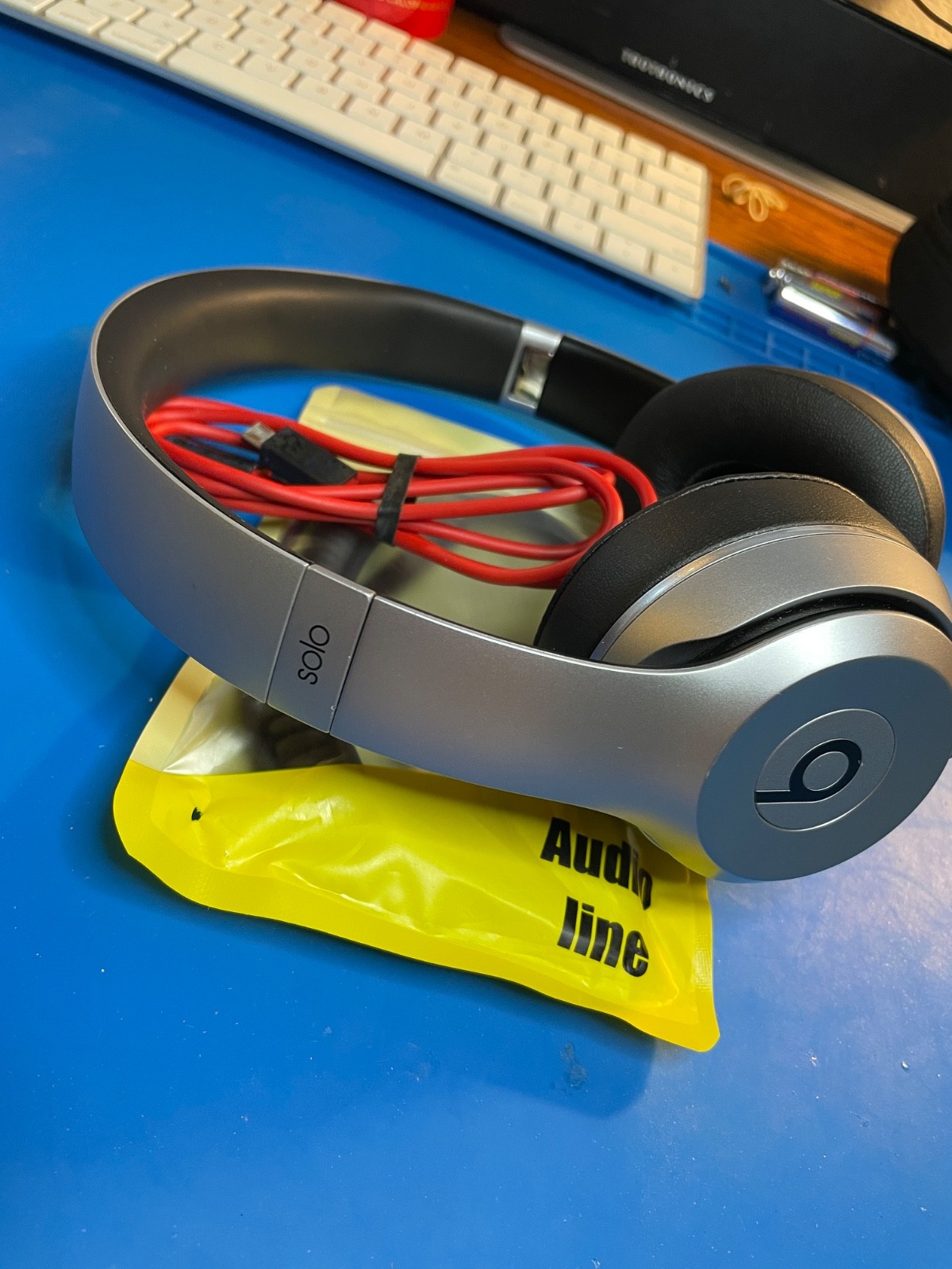 Clean Beats by Dr Dre – Solo 2 Wireless, Silver with Black Trim Tested, Working