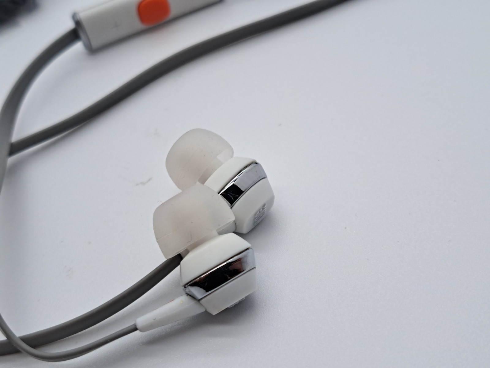 JBL J22 High-Performance In-Ear Headphones – White *TESTED & WORKING*