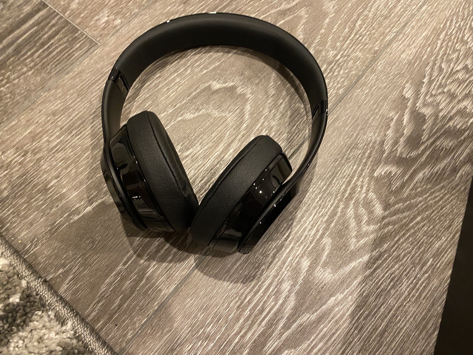 Very slightly used – Beats by Dr. Dre Solo3 Over the Ear Headphone – Gloss Black