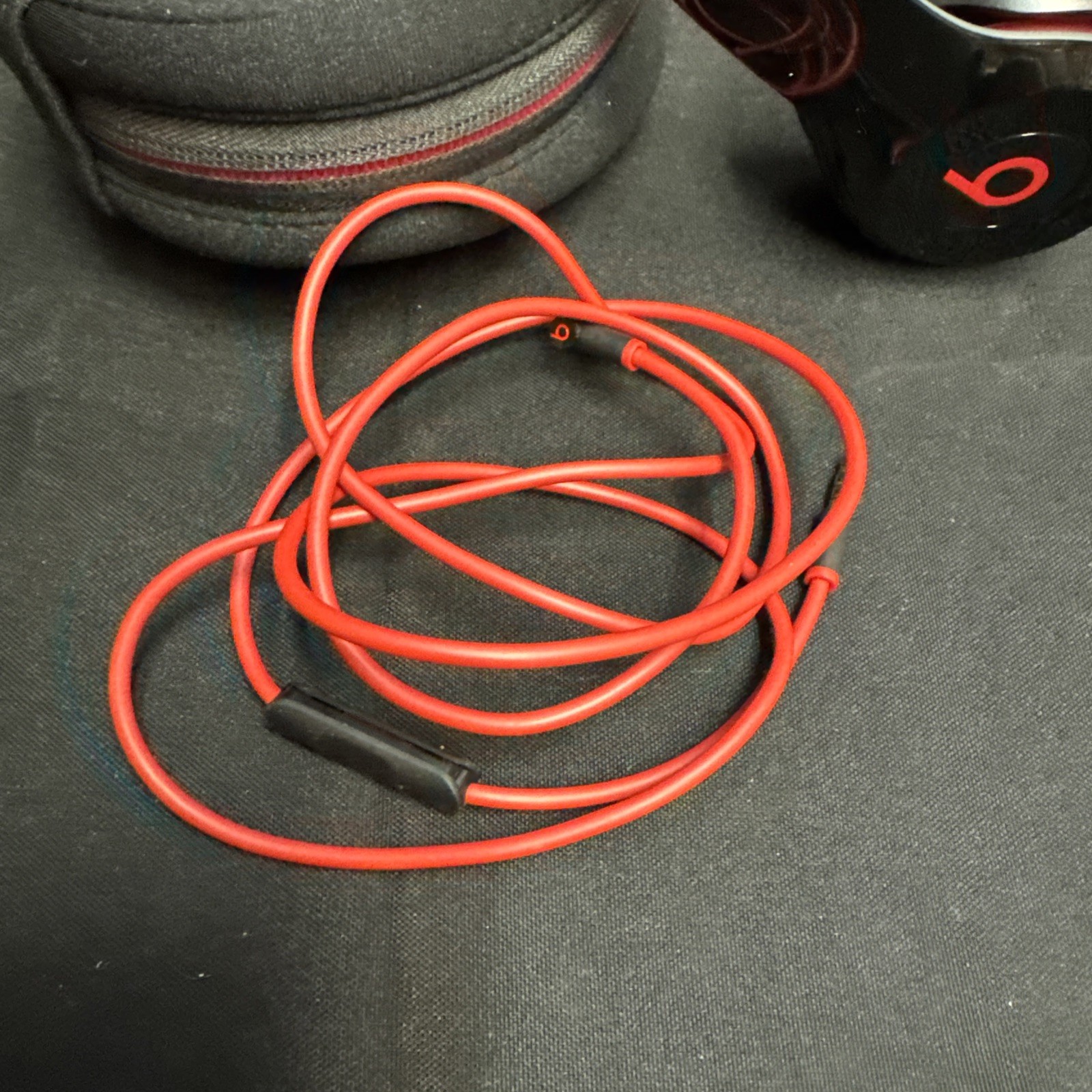 Beats Solo2 Over the Ear Headphones – Black With Wire and Case