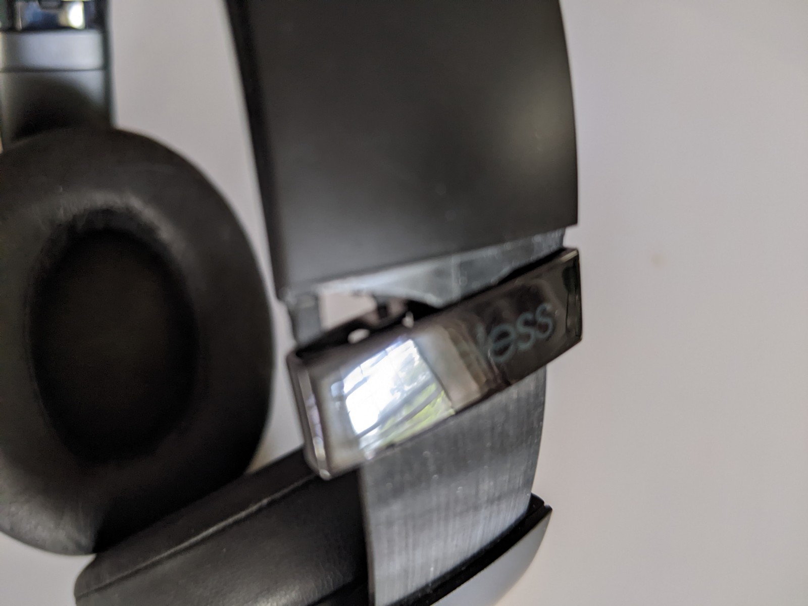 Beats Studio3 Over the Ear Wireless Headphones – Black. Please read description.