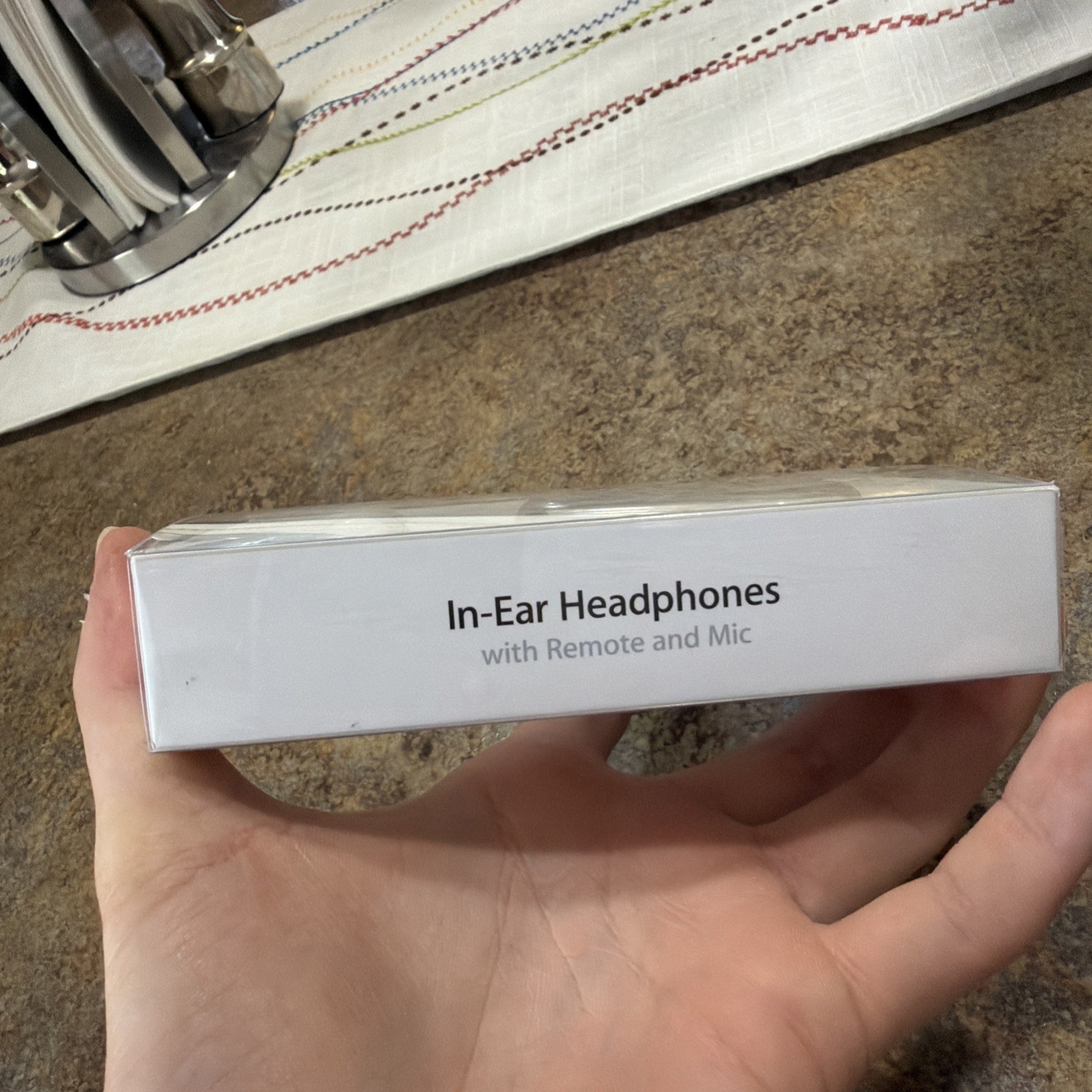 Apple Binaural In-Ear Headset Earbud Headphones Remote and Mic (MA850G/A)