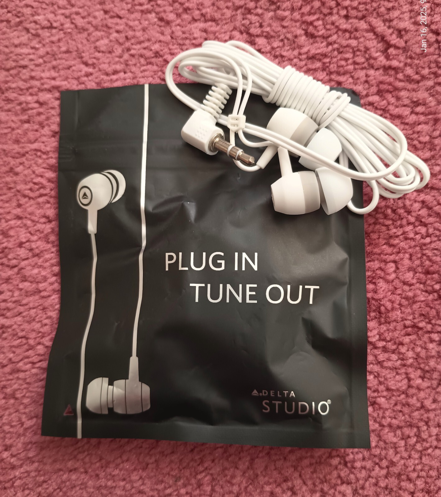 Delta Airlines Plug In Tune Out Studio 3.5mm Wired Earbuds In-Ear Headphones NEW