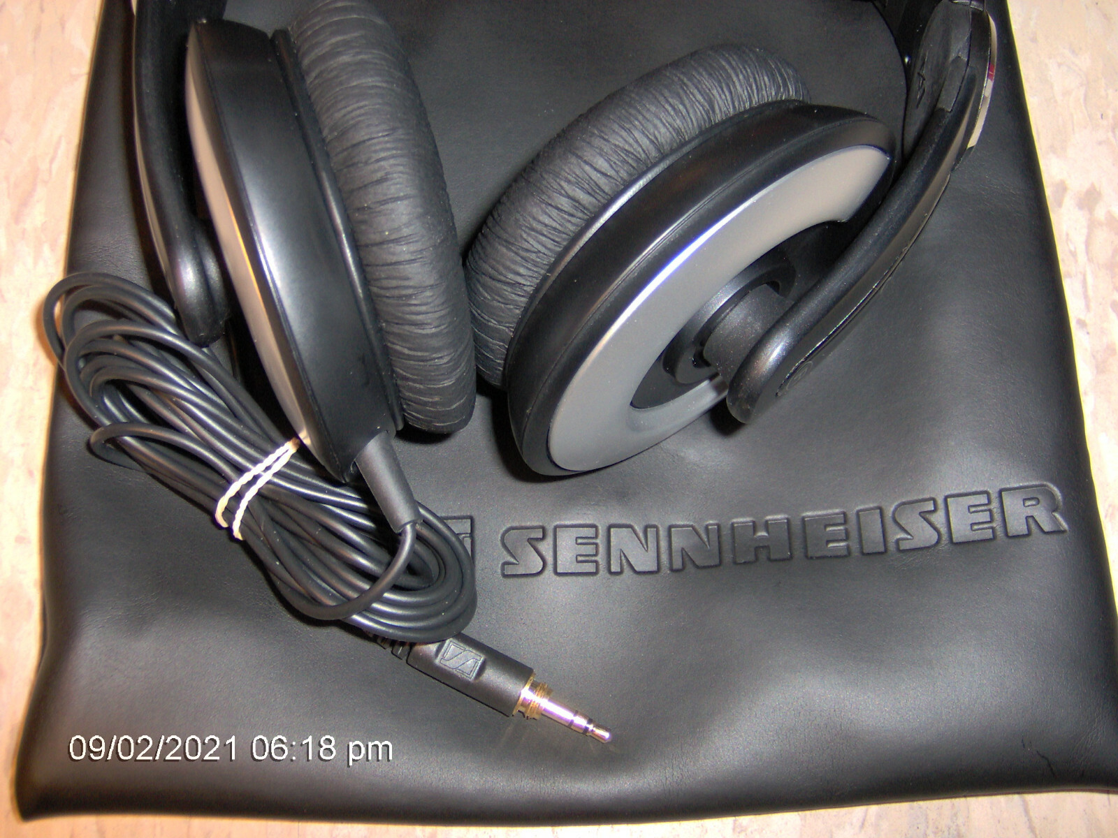 Used DJ Headphones over the ear w/ 9 foot Cable 3.5mm Plug Sennheiser HD 205