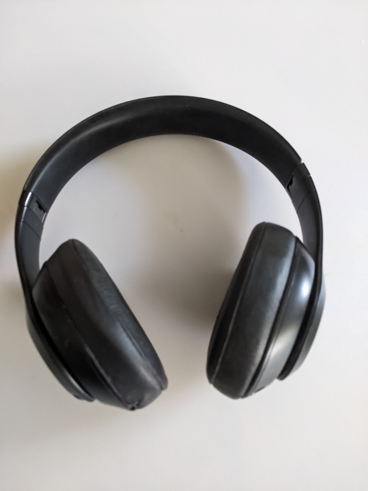Beats Studio3 Over the Ear Wireless Headphones – Black. Please read description.