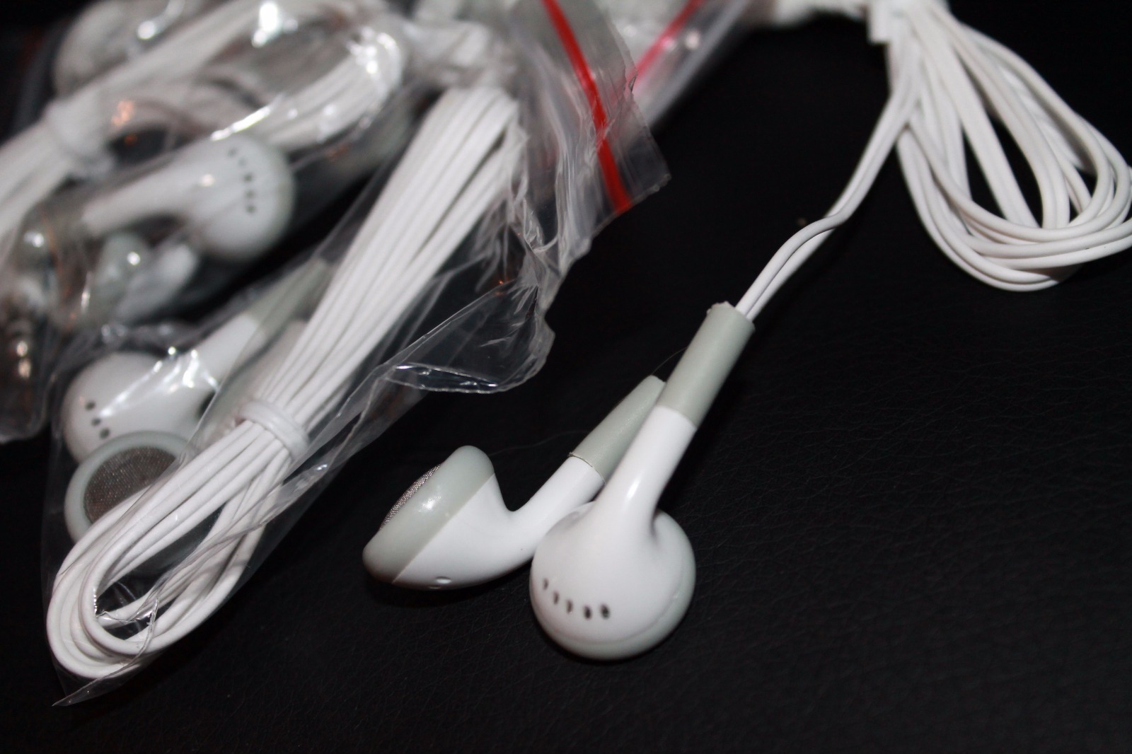 Pack of 10 – 3.5mm Earbuds / Headphones / Earphones