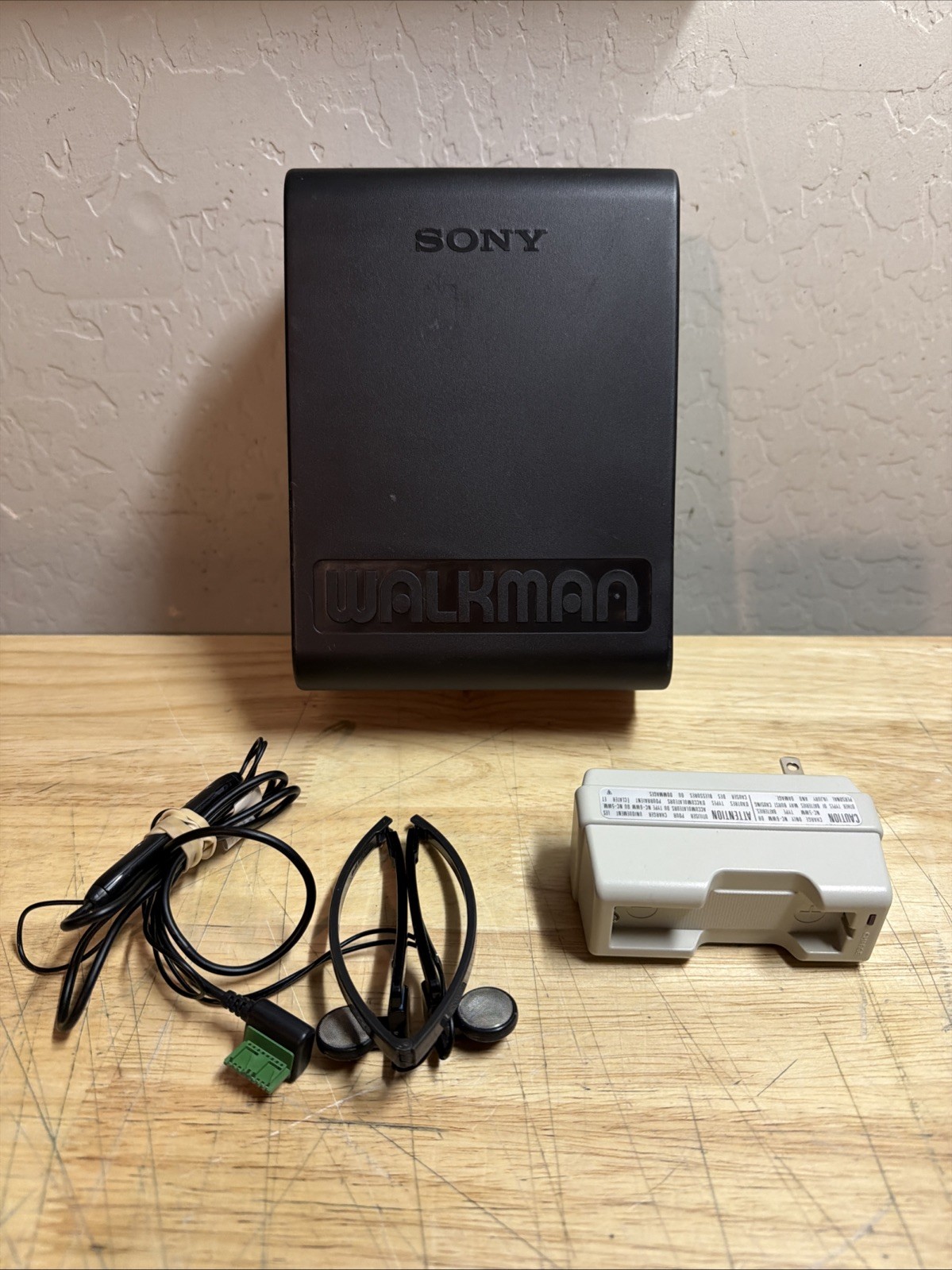 SONY WALKMAN MDR-A20 TURBO HEADPHONES W/ CHARGER AND WM-F702 HARD PLASTIC CASE