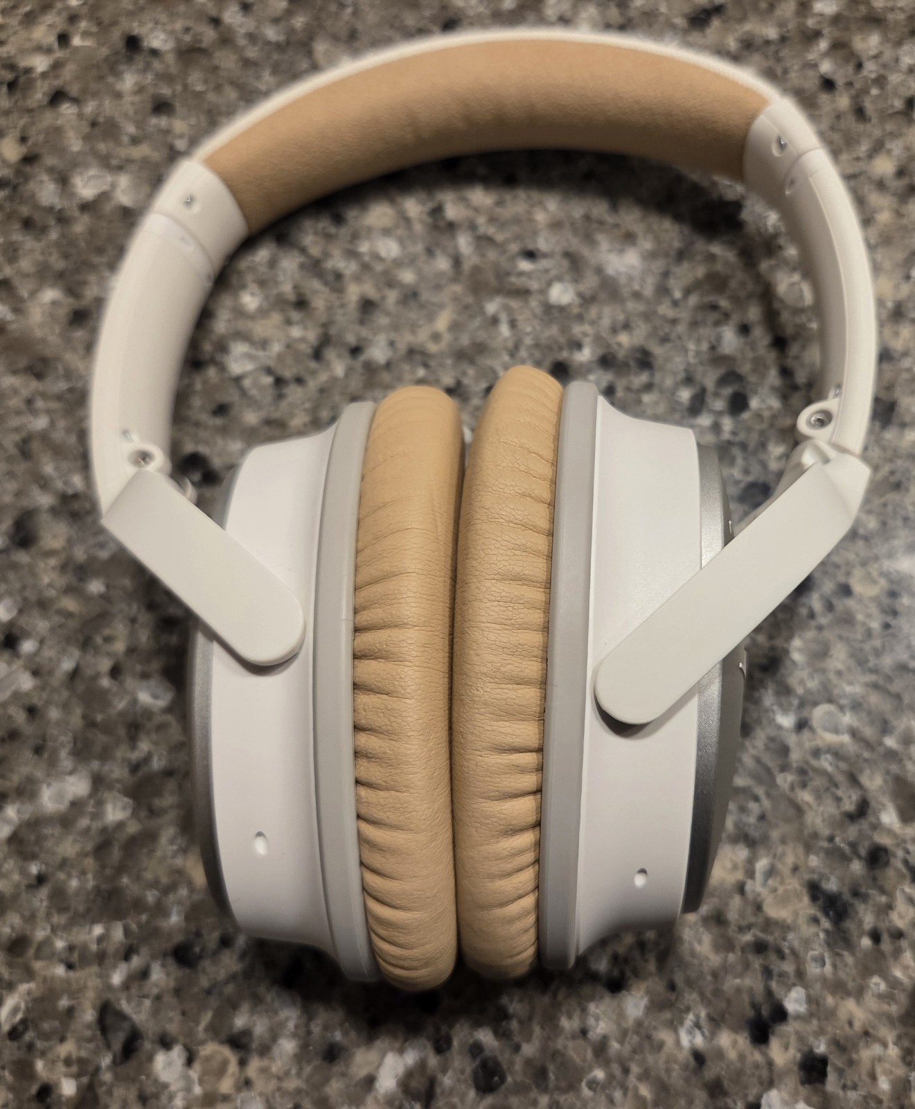 White Bose QC25 QuietComfort 25 Wired Headphones Excellent Condition.