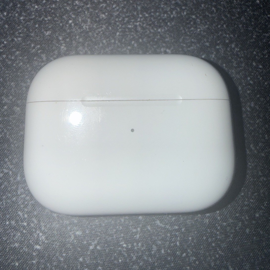 AirPod Pros with noise cancelation. Comes with XS/L ear parts and usb cable.