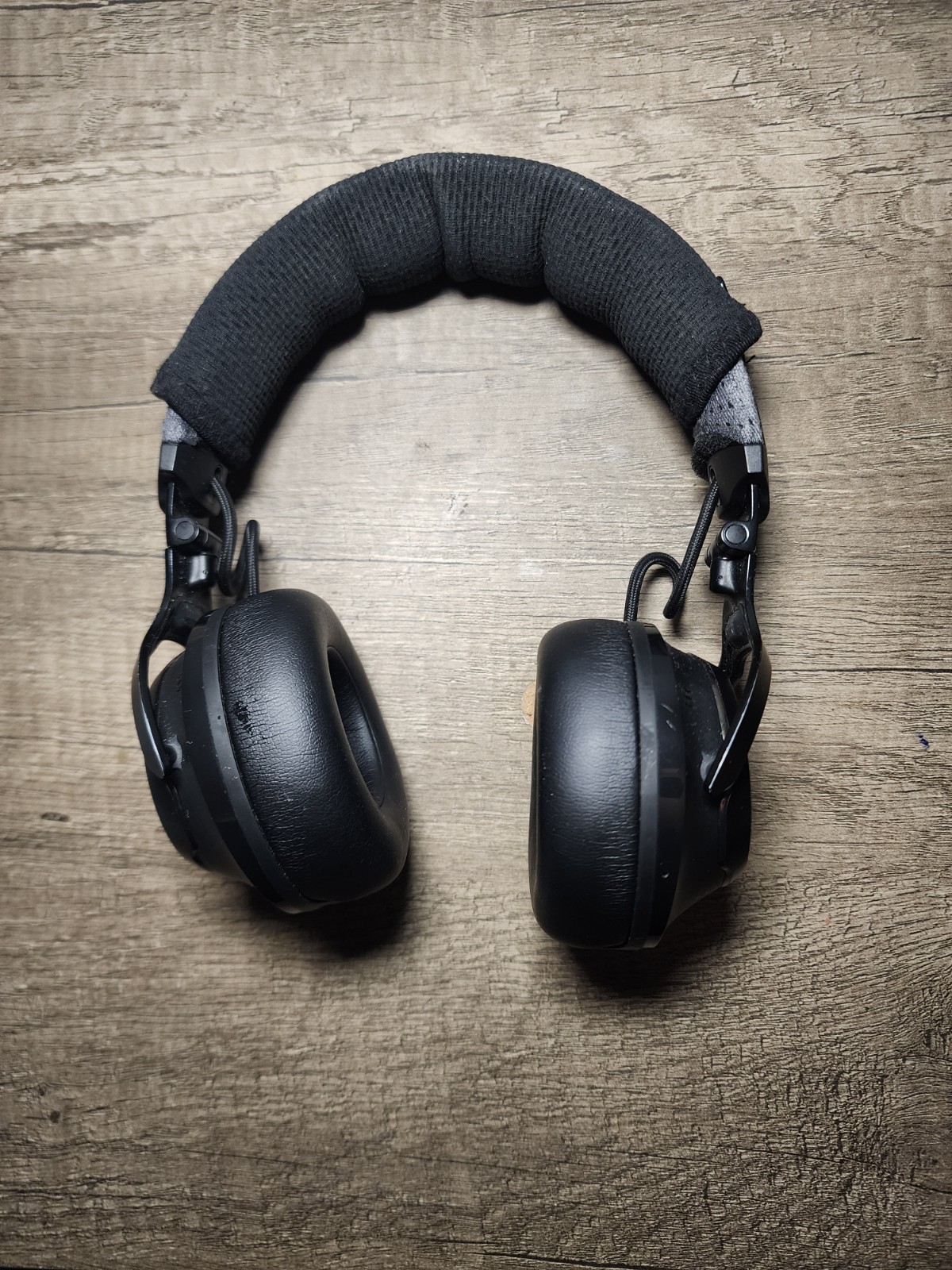 JBL Club 700BT Hi-Res Wireless On-Ear Headphones, produce a Great Sound