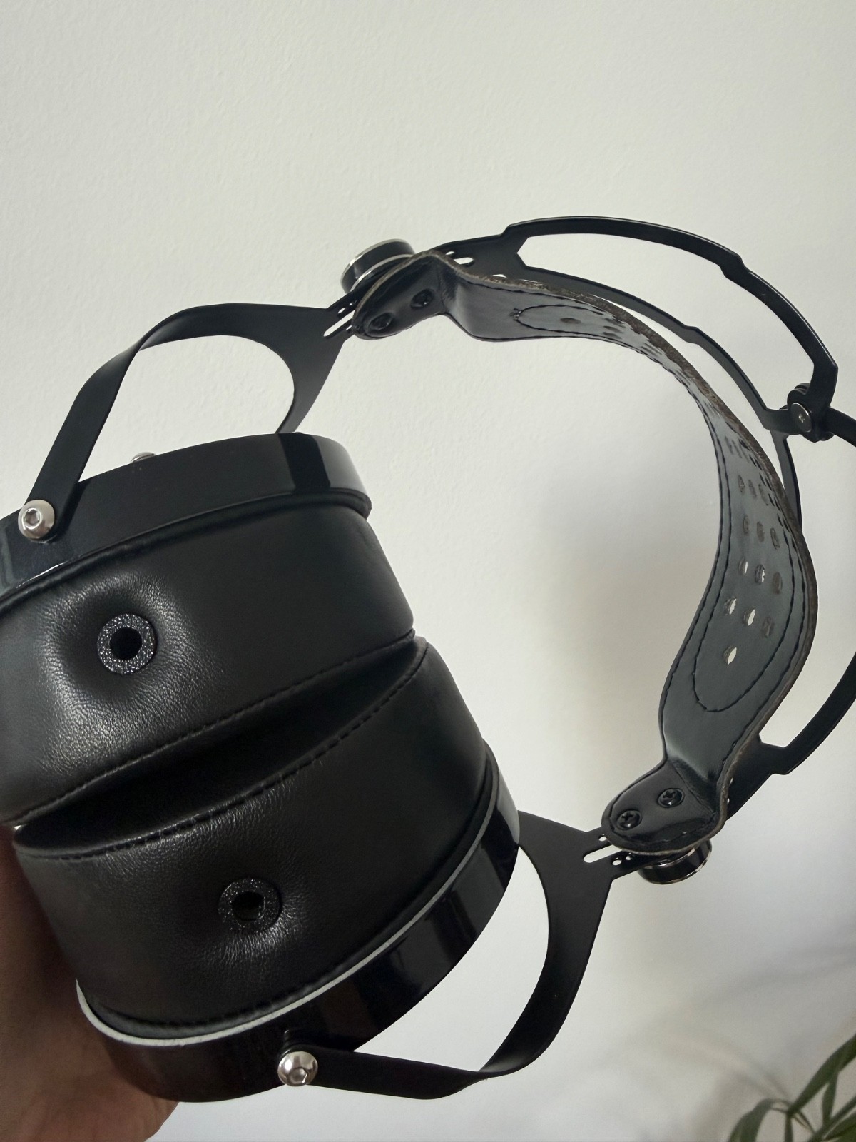 verum 2 headphones black color 4.4 2 ear pads 2 cables