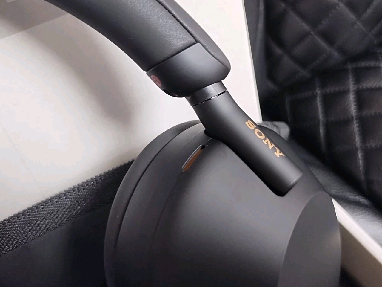 LikeNew WH-1000XM5SA Premium Noise Canceling Auto NC Optimizer, 30-Hours