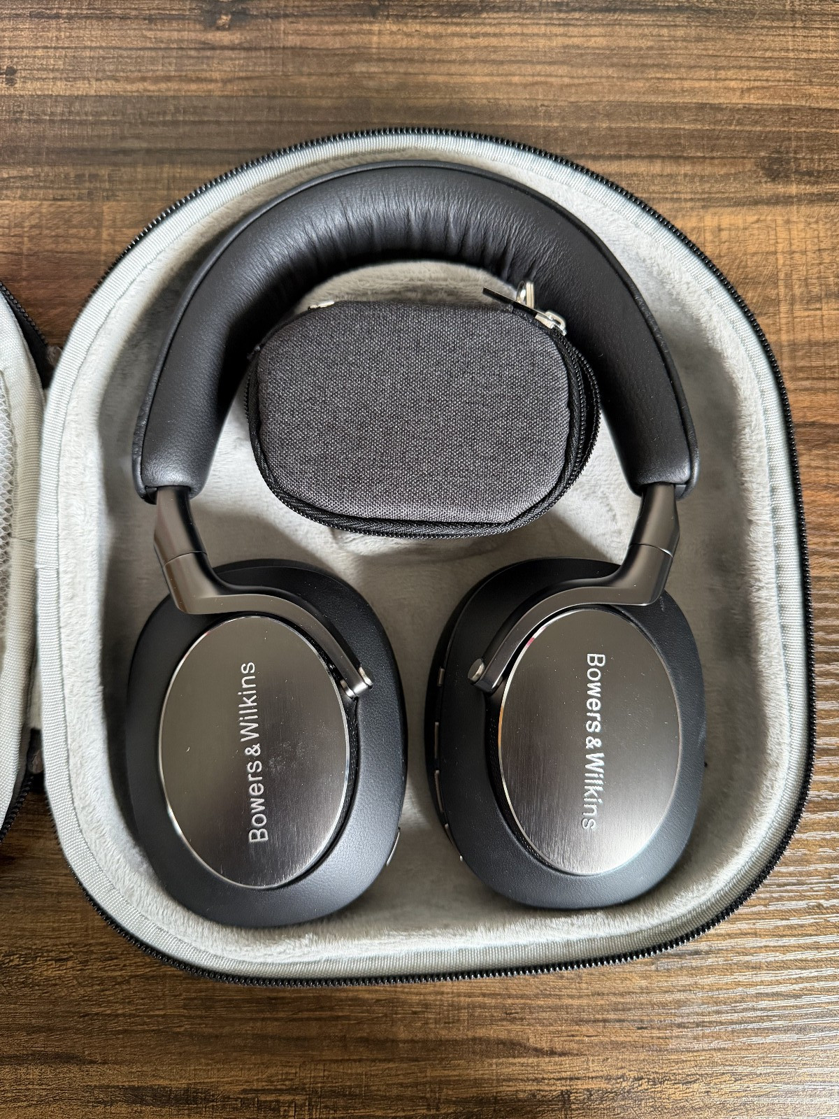 Bowers & Wilkins Px8 Wireless with hardshell case