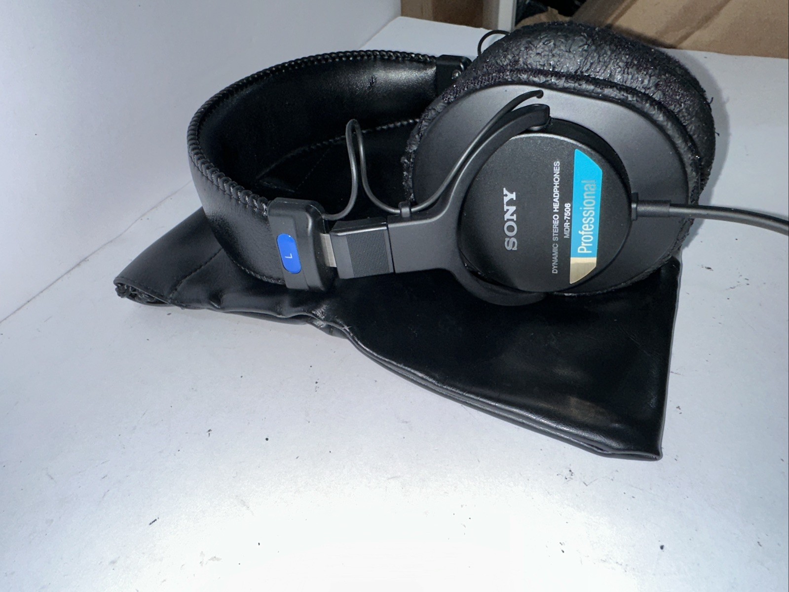 Sony MDR-7506 Professional Over-Ear Headphones Black Needs New Pads