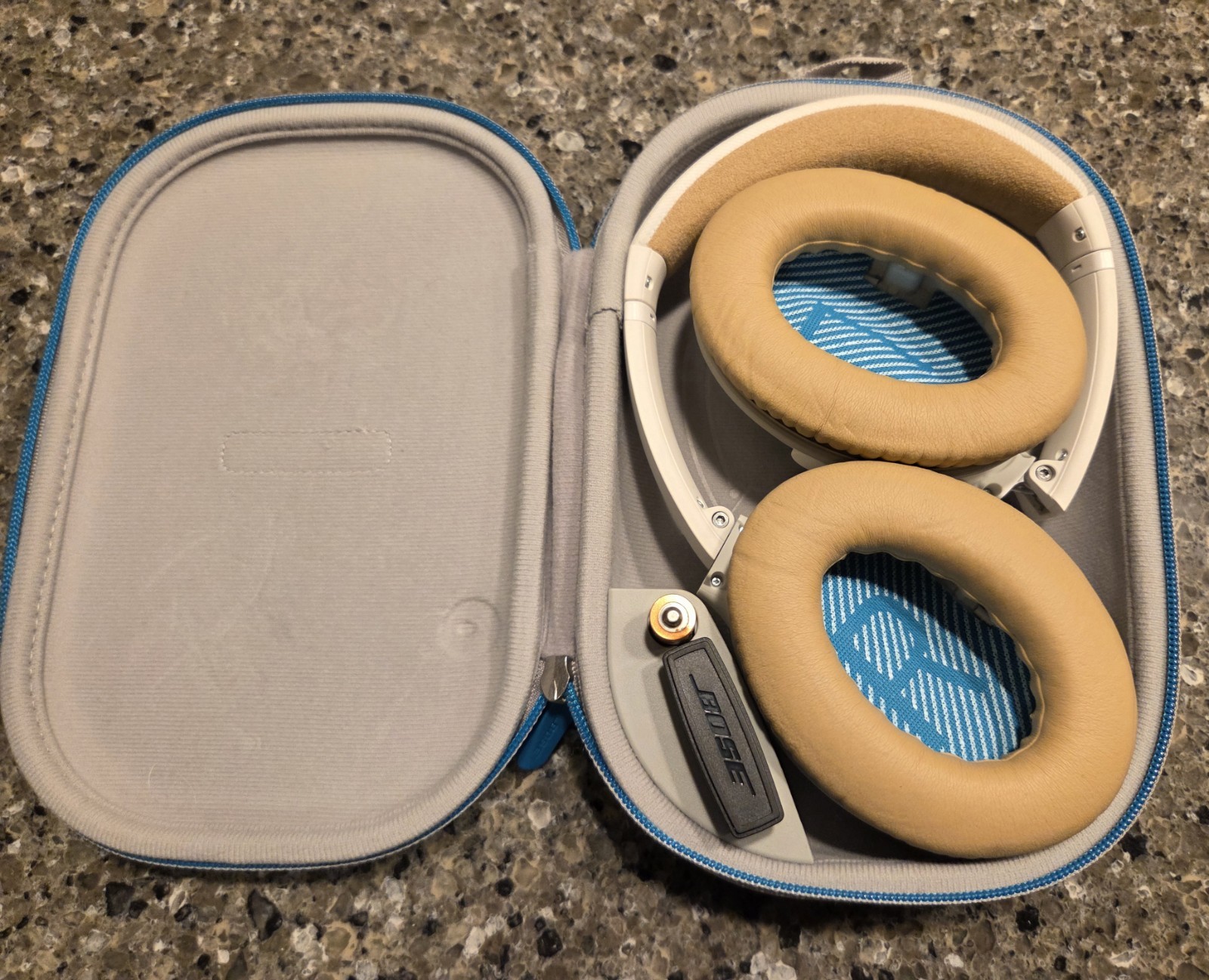 White Bose QC25 QuietComfort 25 Wired Headphones Excellent Condition.