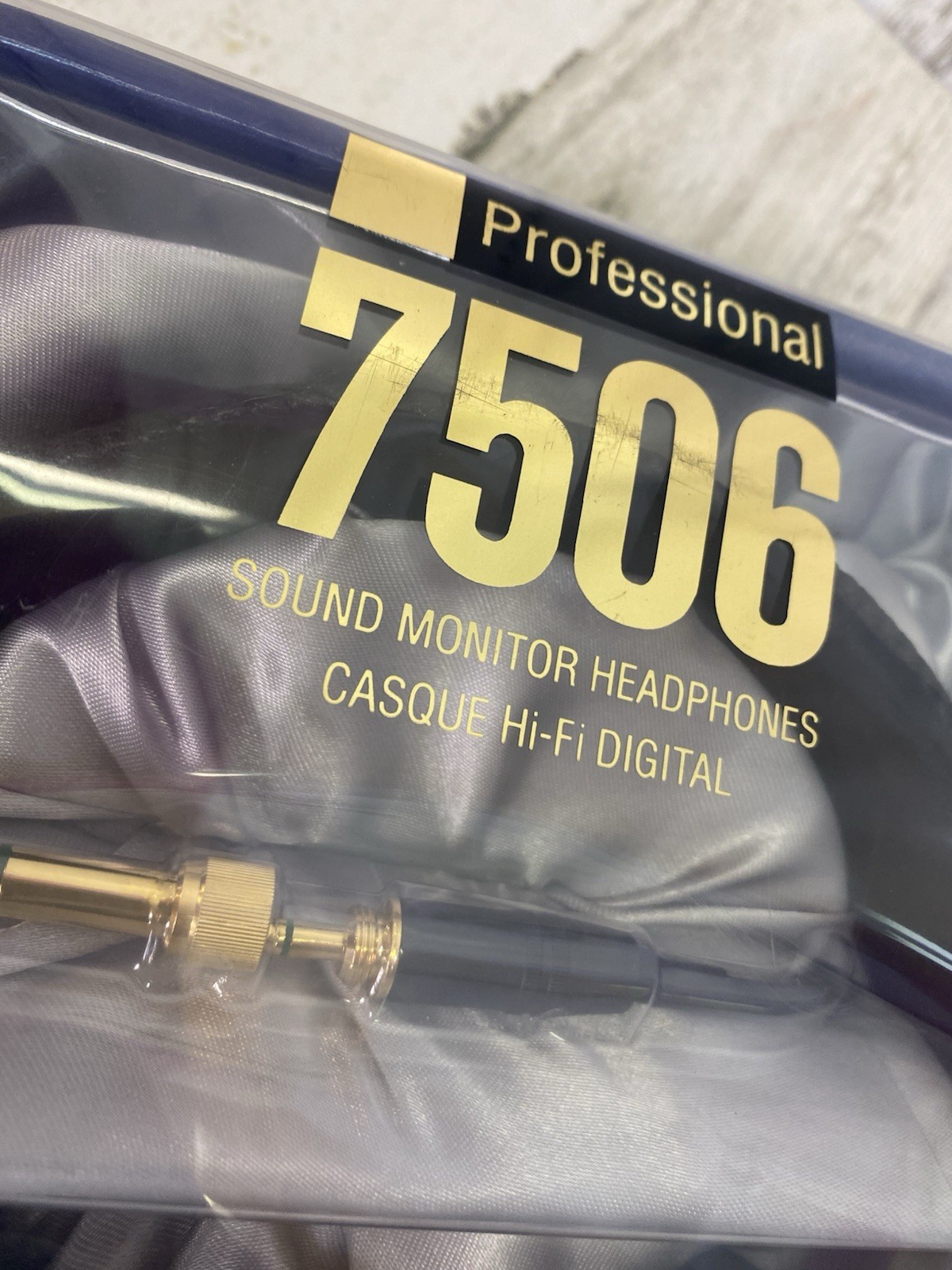 Sony MDR-7506 Professional Studio Monitor Headphones Wired w/ Box NEW