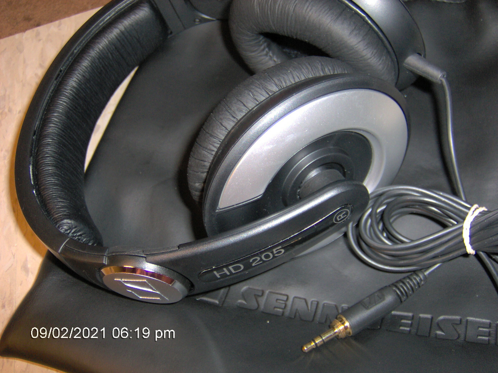 Used DJ Headphones over the ear w/ 9 foot Cable 3.5mm Plug Sennheiser HD 205
