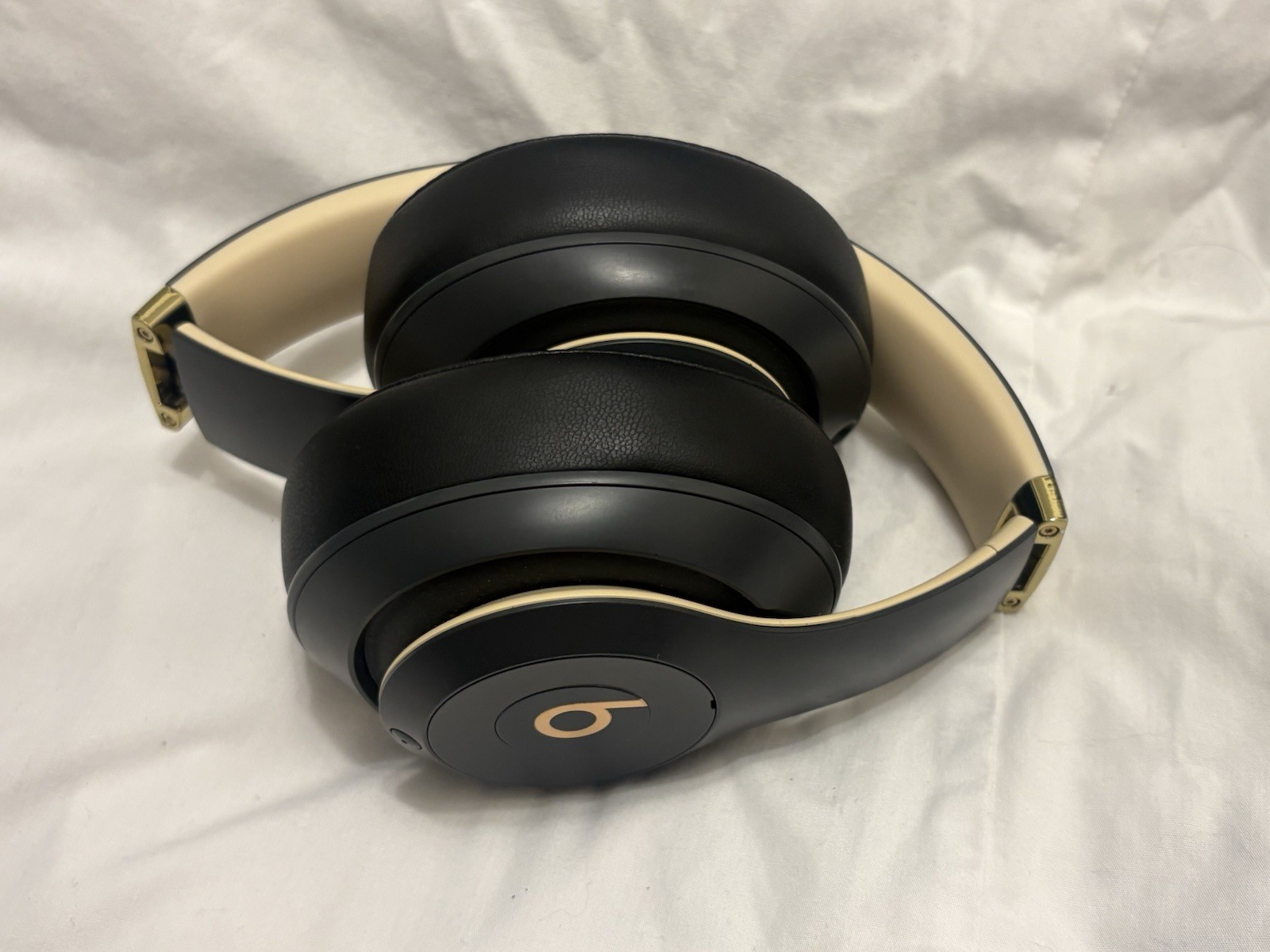 Beats Studio3 Wireless Midnight Black Gold – New Wicked Cushions Pads – Great!