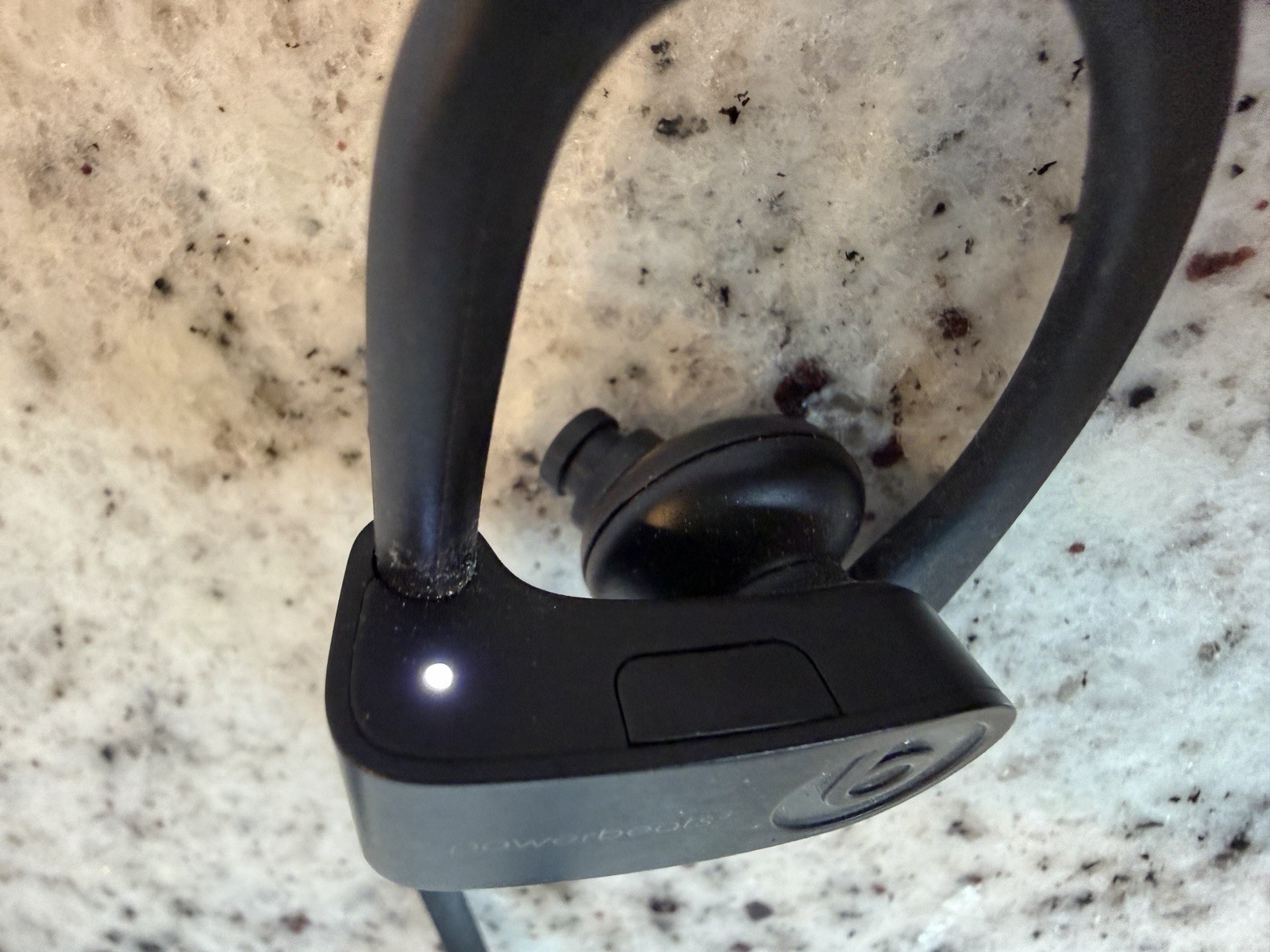 Beats Powerbeats3 Wireless A1747 Black Bluetooth Earphones Tested