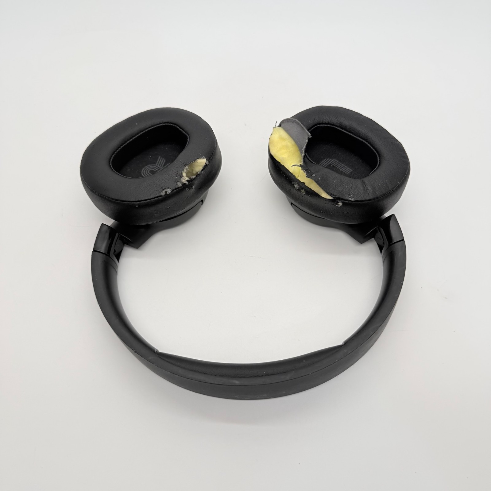 JBL Tune 720BT Over-Ear Wireless Bluetooth Headphones (Black) NEEDS PADS