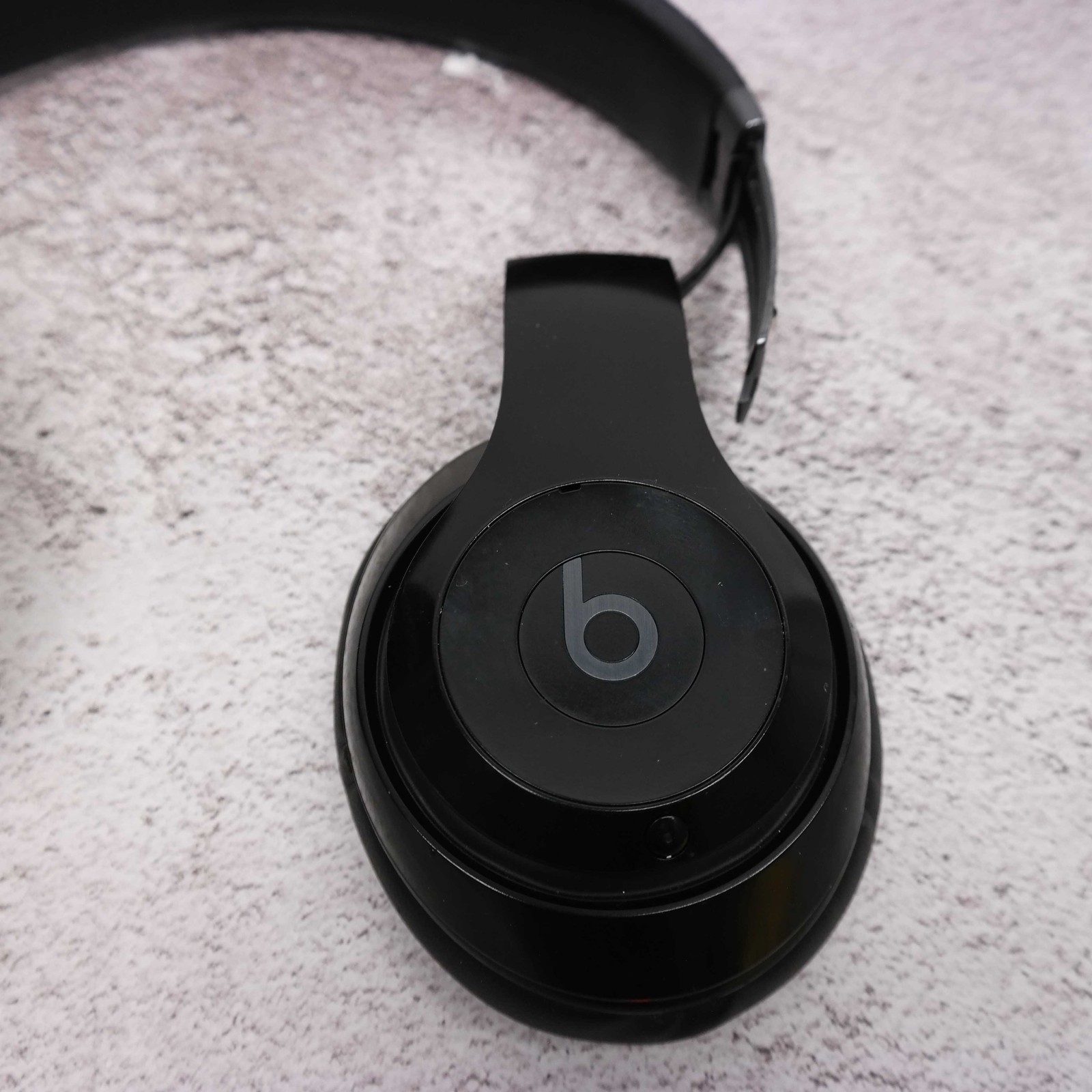 Beats by Dr. Dre Studio Pro Black Over Ear Headphones MQTP3LL/A BROKEN