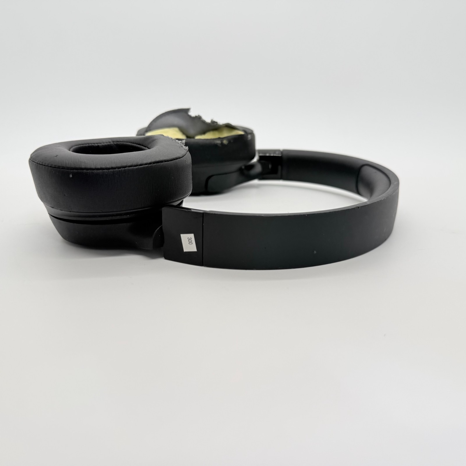 JBL Tune 720BT Over-Ear Wireless Bluetooth Headphones (Black) NEEDS PADS