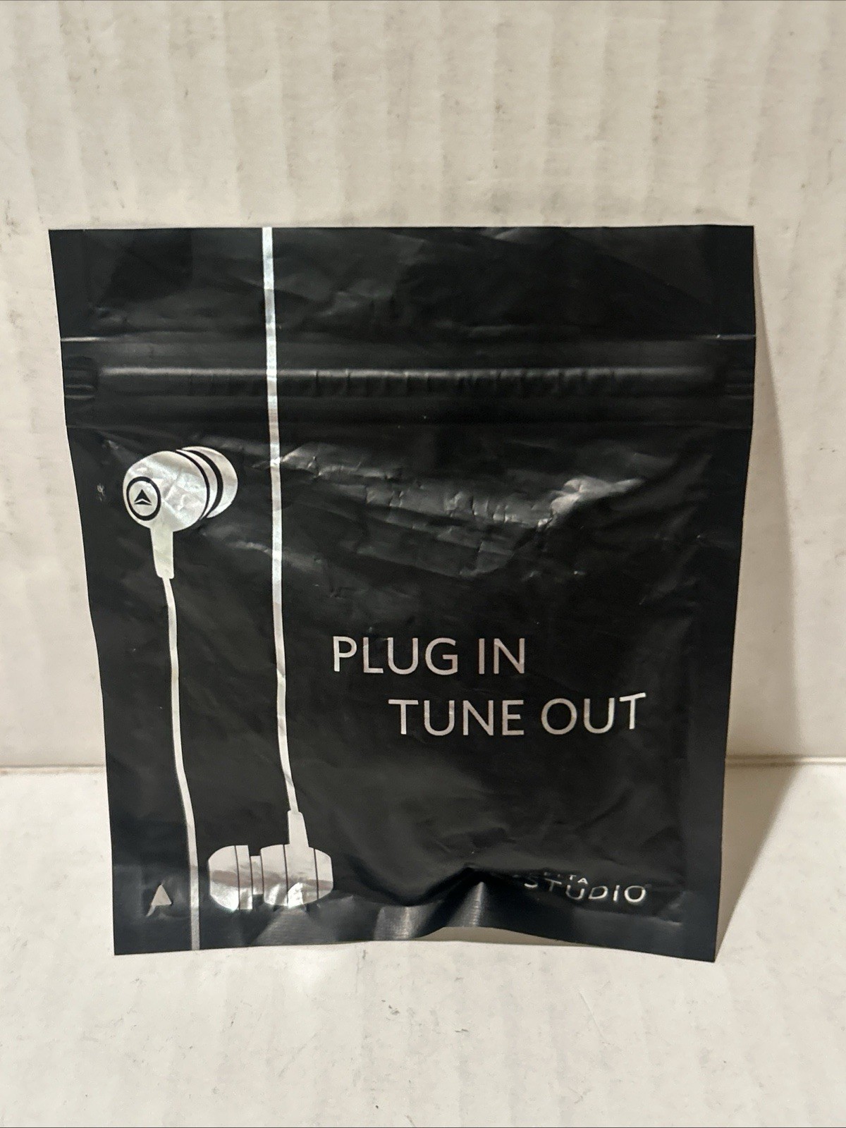 DELTA AIRLINES 2.5mm Jack TRS NEW UNOPENED Wired Earbuds Ear Buds Phone Airplane