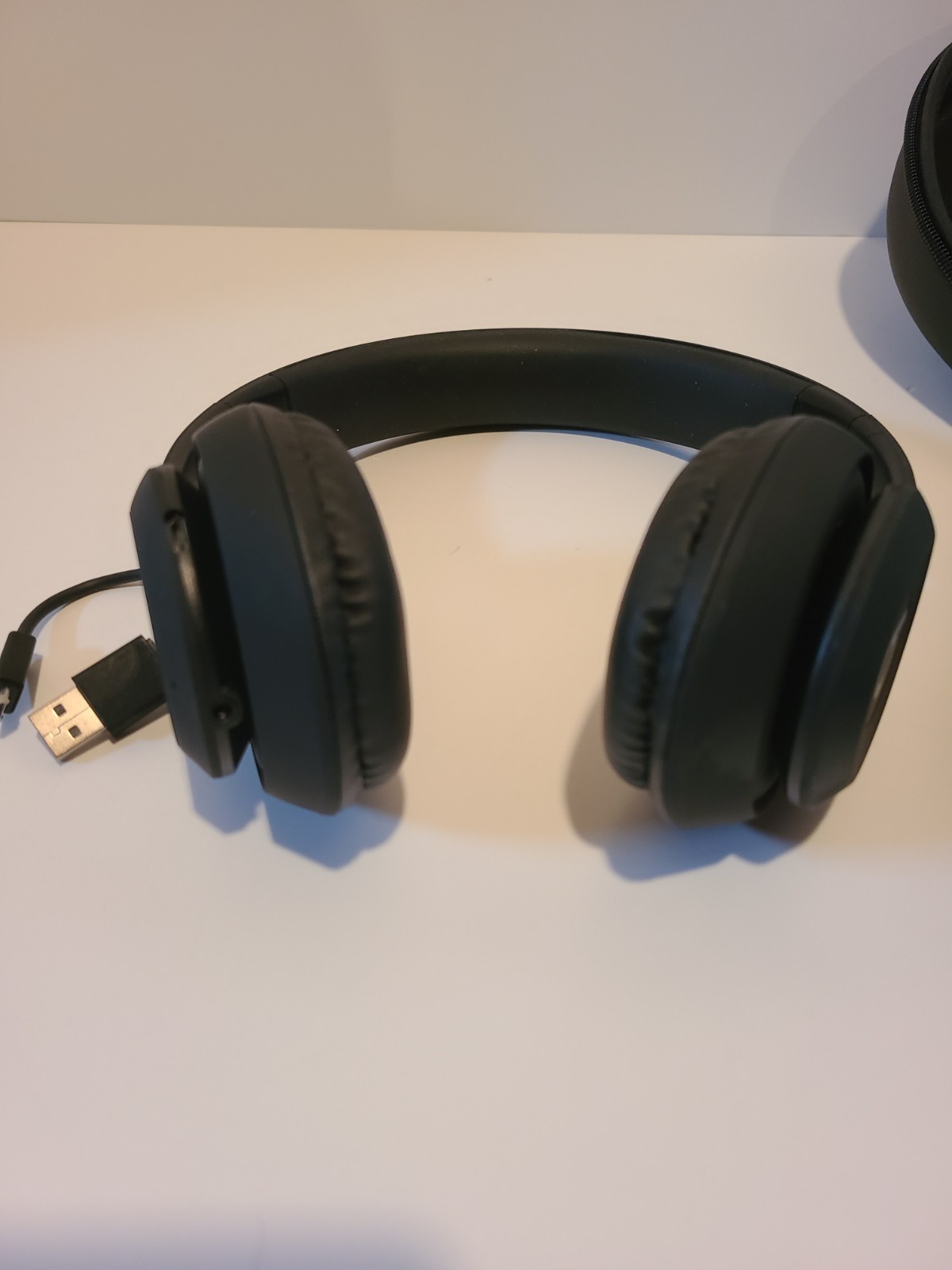 Beats by Dr. Dre Studio3 Over the Ear Wireless Headphones – Black And Silver