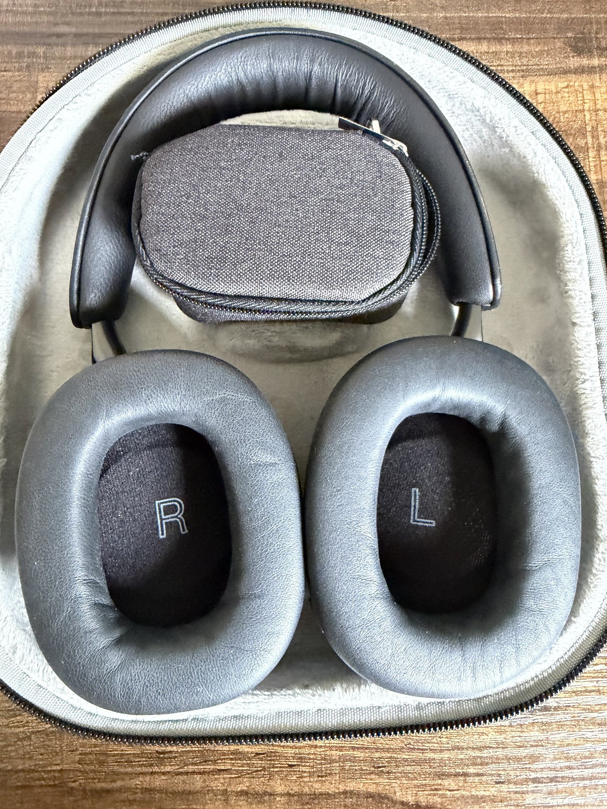 Bowers & Wilkins Px8 Wireless with hardshell case