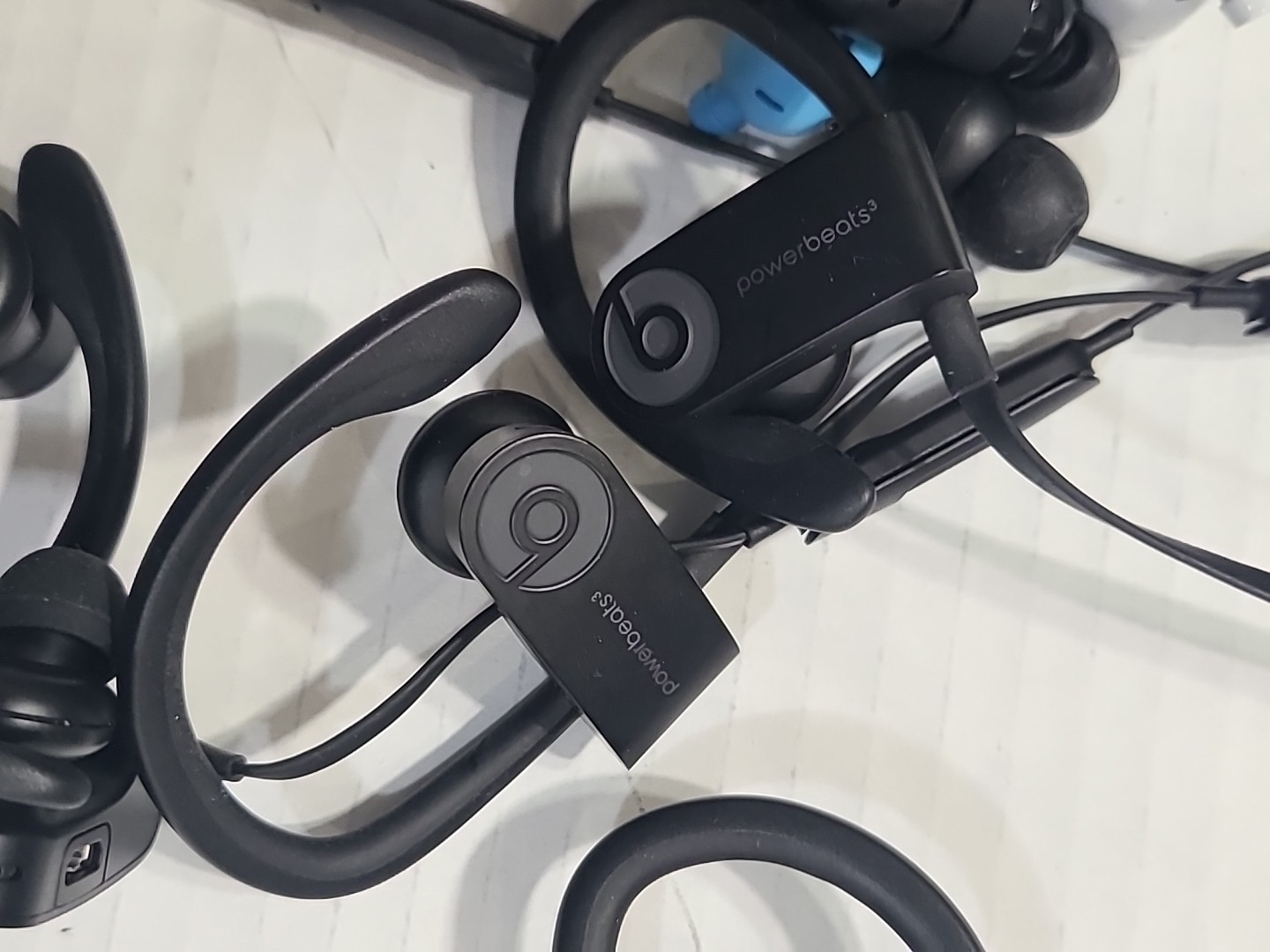 Lot Of 14 Beats by Dr. Dre Powerbeats3 Beats Flex Pill Headphones FOR PARTS 111