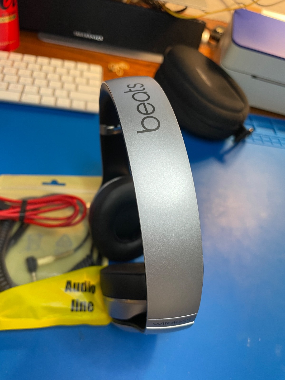 Clean Beats by Dr Dre – Solo 2 Wireless, Silver with Black Trim Tested, Working