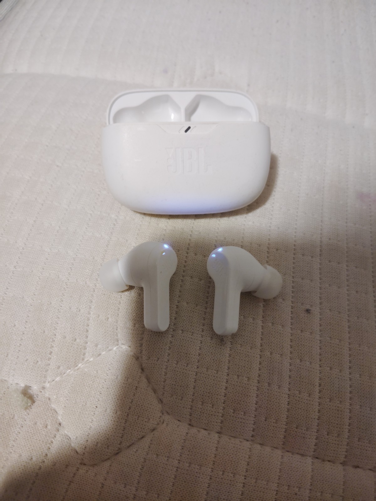 JBL True Wireless Bluetooth In-Ear Earbuds Double White with Charging Case