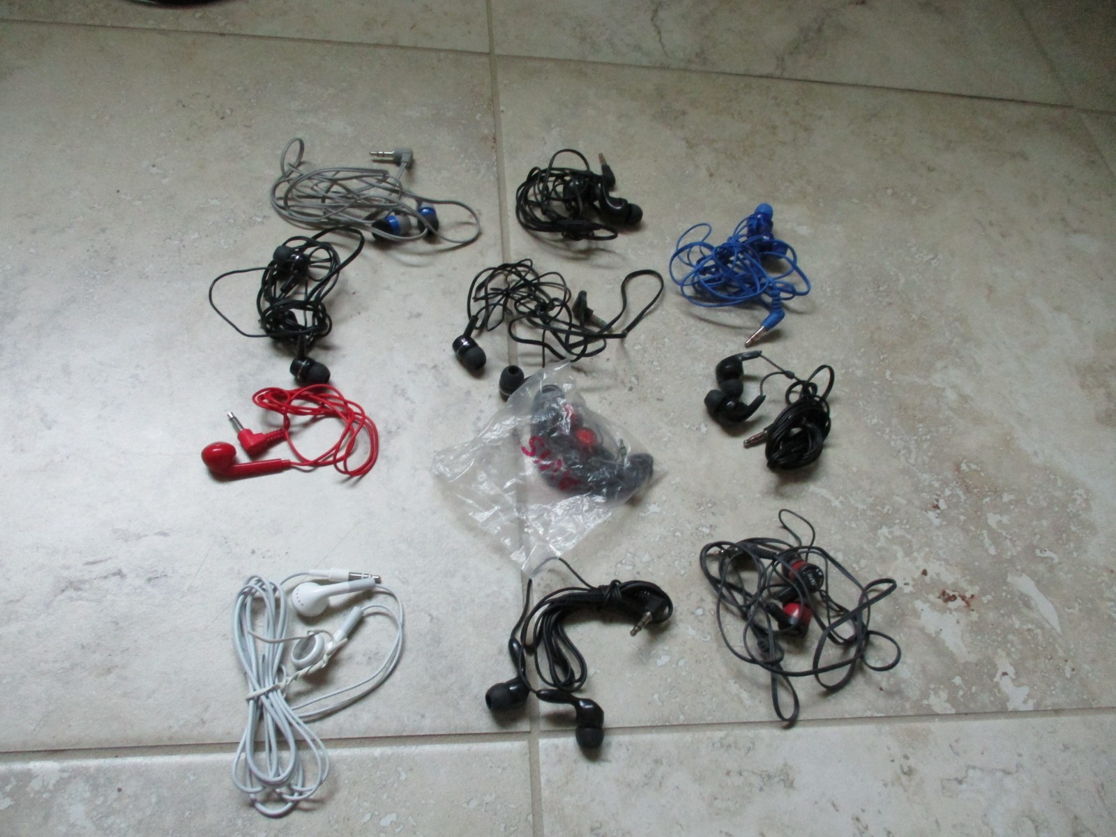 24 ear buds – 21 In Ear Earbuds / 3 over ear buds