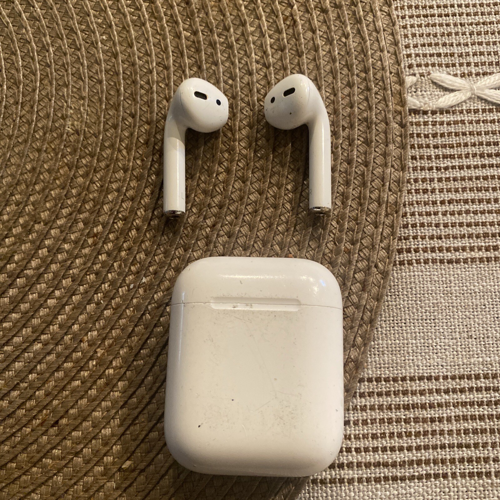 Airpods Gen 2 A2031 (look Closely See Description)