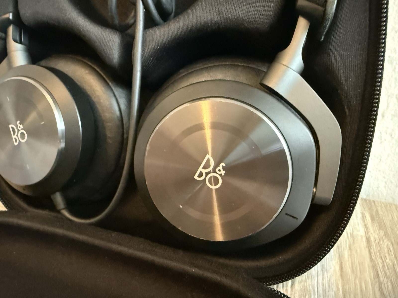 Bang & Olufsen American Airlines Flight Headphones 3 Prong Jack W/ Case