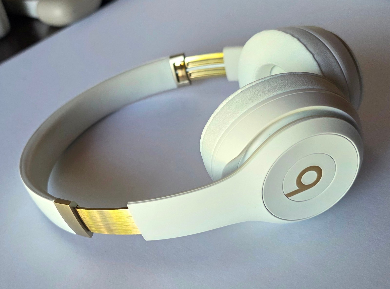 Unused OEM White & Gold Beats Solo 4 Wireless Headphones MC2M4LL/A in Bulk Pkg