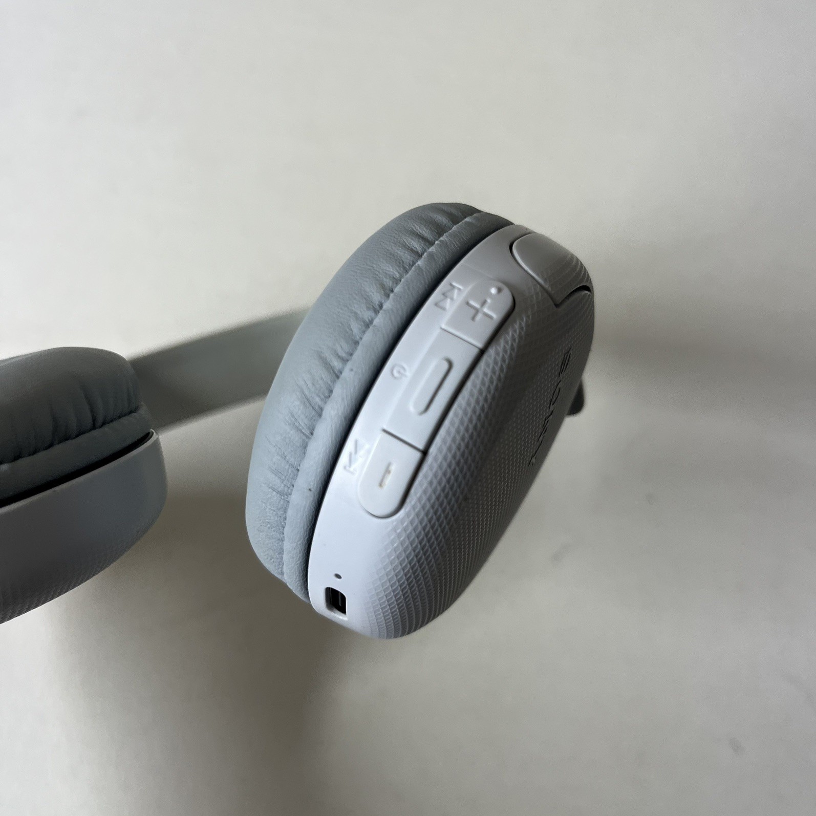 Sony WH-CH510 Wireless Bluetooth Headband Headset White Adjustable Ear-Pad