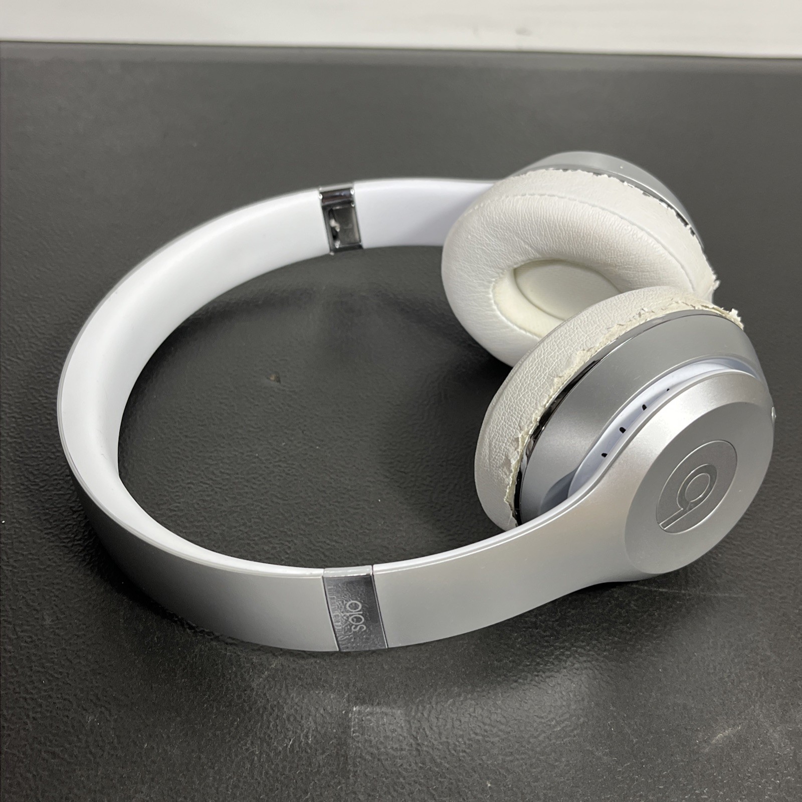 Beats By Dr. Dre Solo3 Wireless Silver A1796 MNEQ2LL/A Used