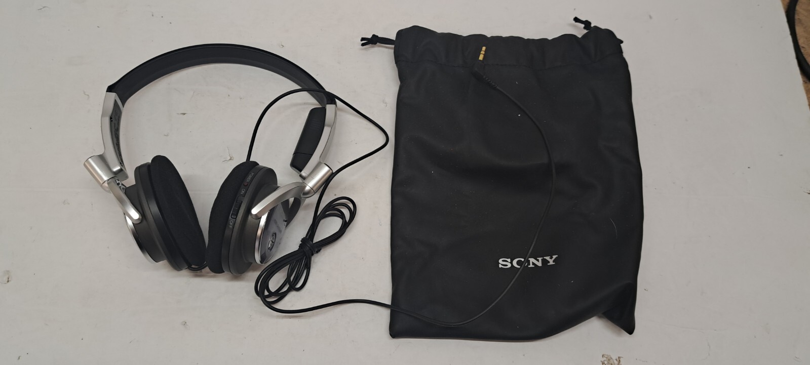 Sony Headphones – MDR-NC6 – Silver Noise Canceling & Bag