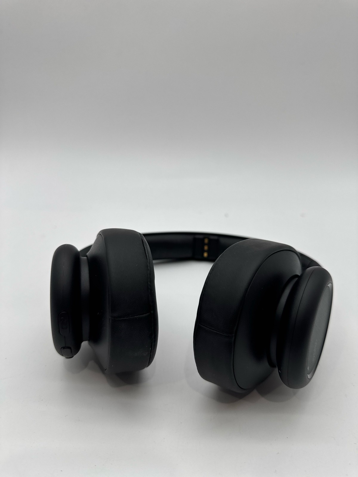 INSIGNIA RF Wireless Over-Ear Headphones Black NS-HAWHP2 (3)