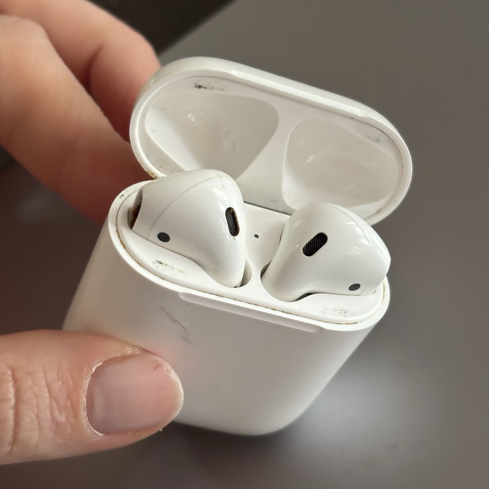 Apple AirPods (2nd Gen) White Bluetooth Wireless Earbuds w/ Charging Case Mic