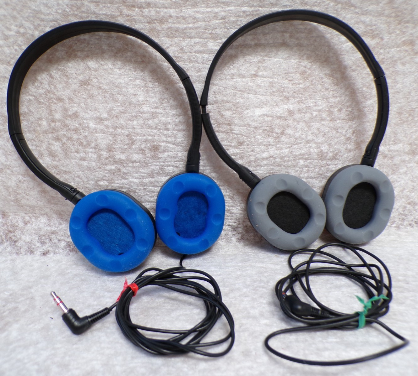 2 UNITED HEADPHONES OVER EAR PADDED CUP LIGHT WEIGHT 54″ CORD USED TESTED WORKS