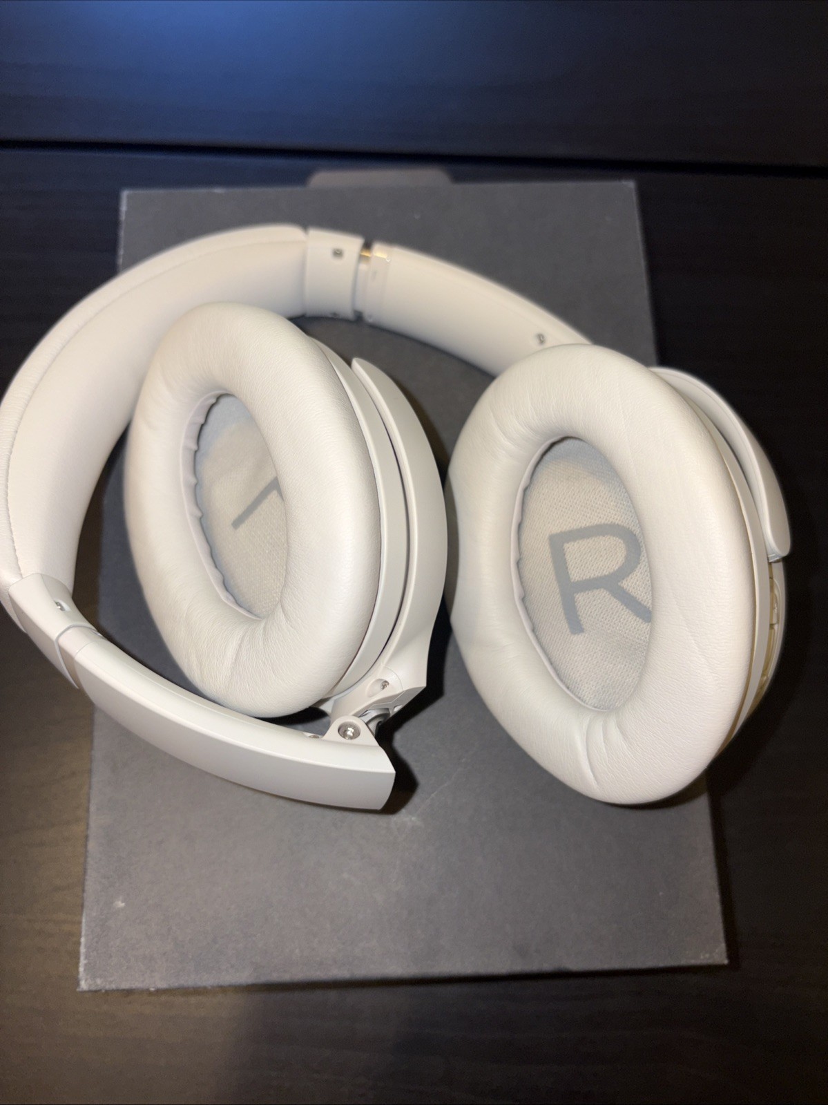 Bose QuietComfort Wireless Over-Ear Headphones – White Smoke