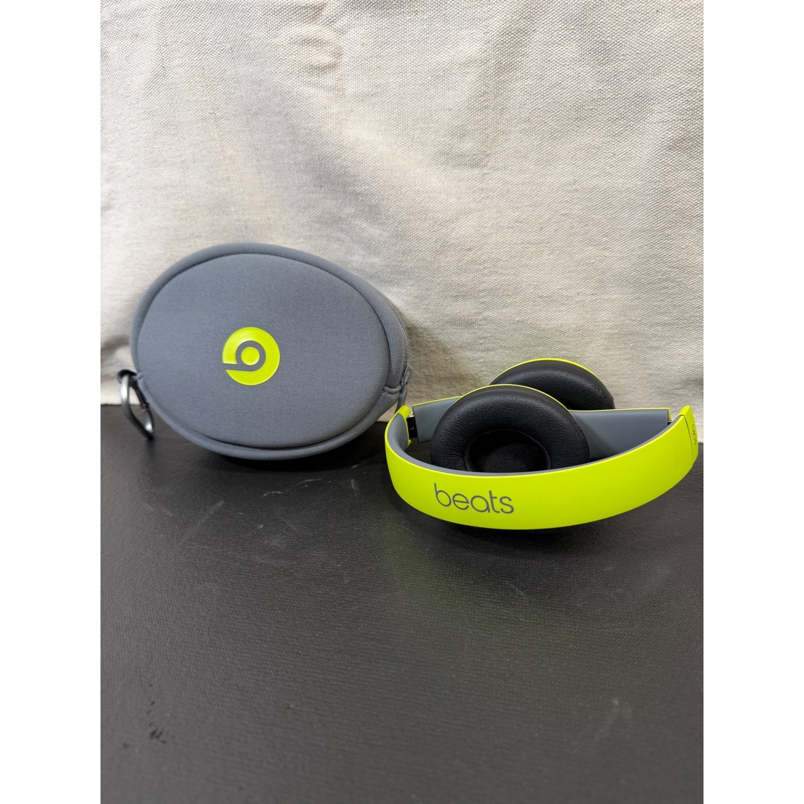 Beats Solo 2 Wireless Headphones Unisex Adjustable Shock Yellow Bluetooth Audio