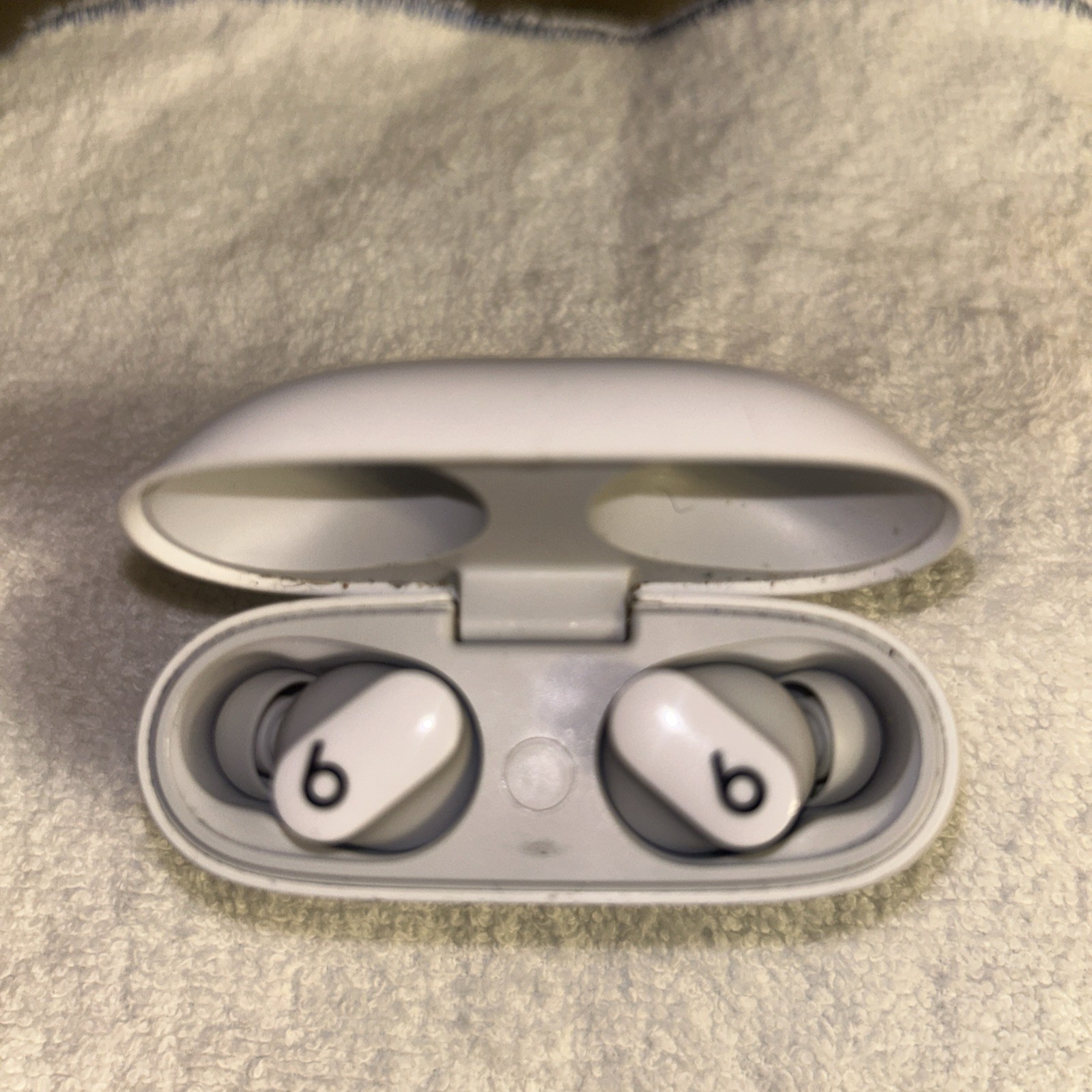 BEATS STUDIO BUDS WIRELESS NOISE CANCELLATION EARBUDS MJ4Y3LL/A – WHITE
