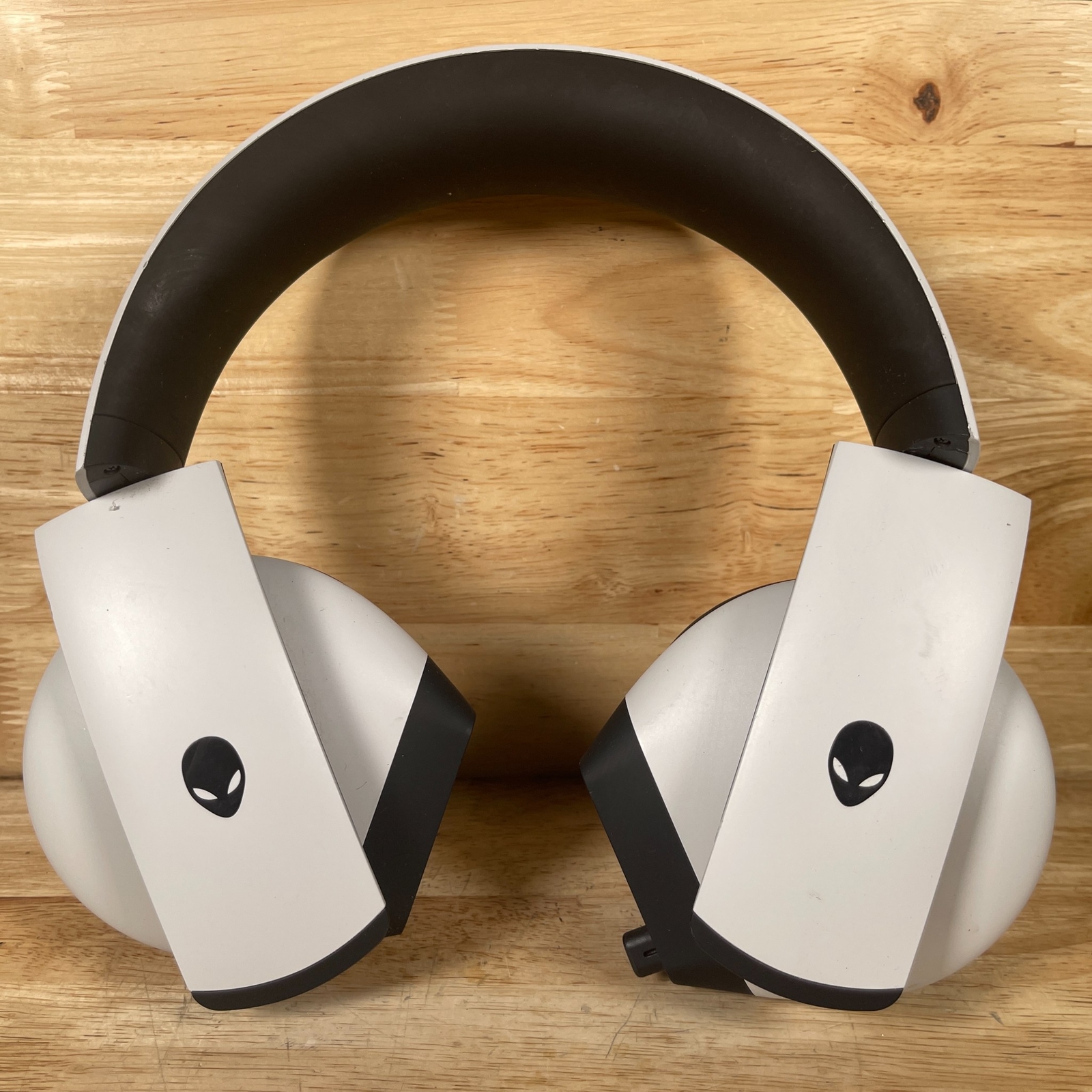 Alienware Over-Ear Stereo Gaming Headset White Wired Lunar Light Volume Control