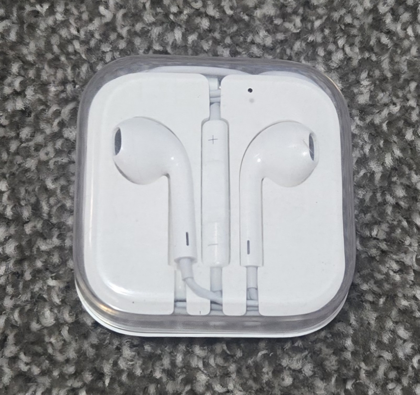 Apple EarPods with Lightning Connector & Headphone Jack Adapter – White – New
